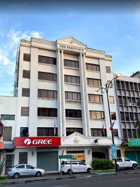 The Executive Hotel Лахад Дату Екстериор снимка