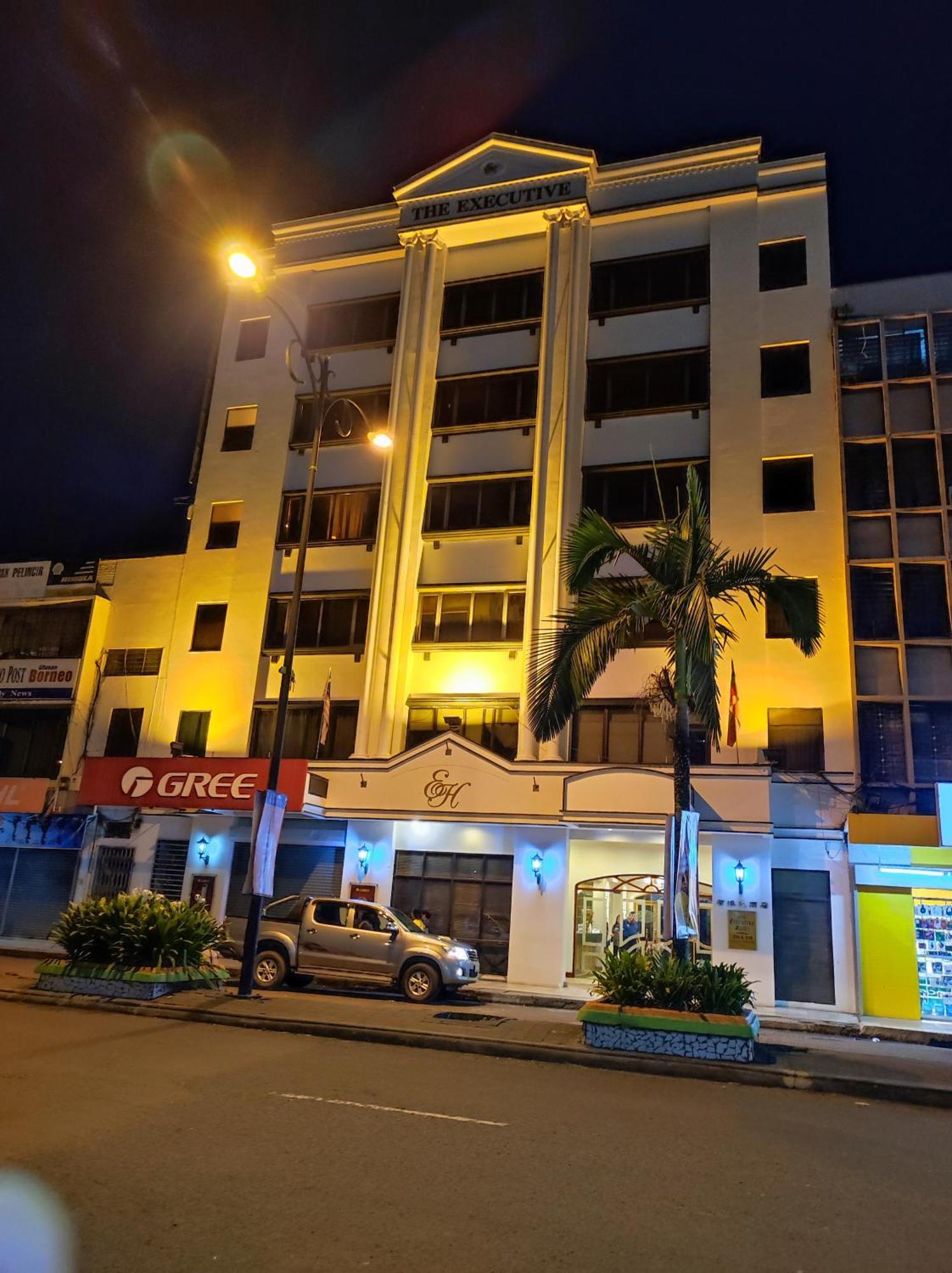 The Executive Hotel Лахад Дату Екстериор снимка