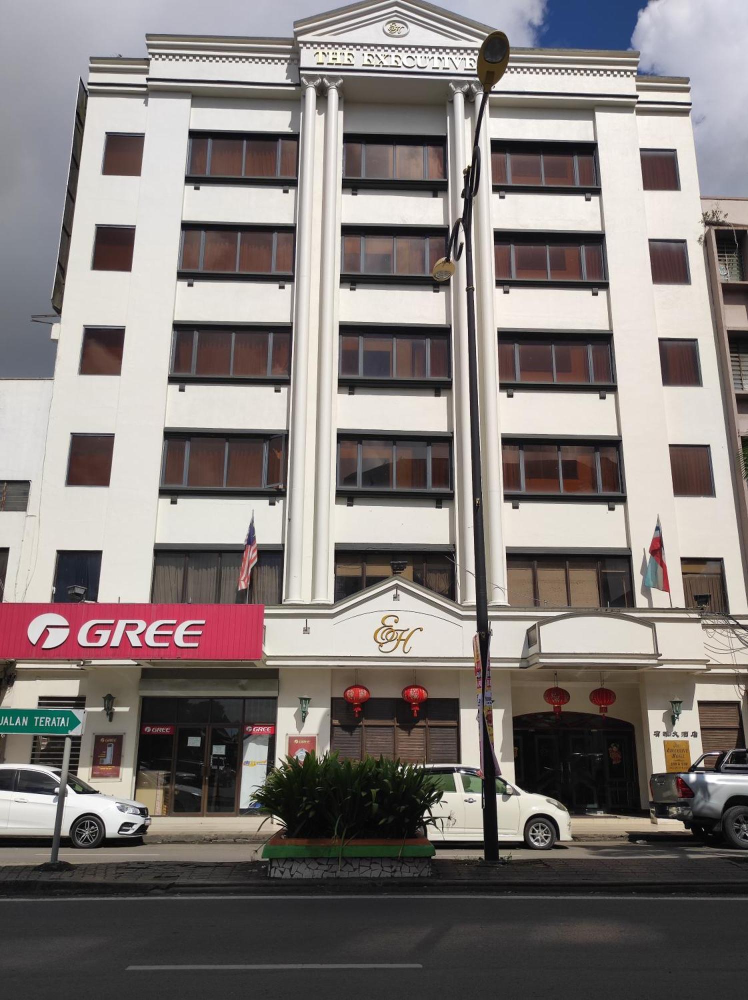 The Executive Hotel Лахад Дату Екстериор снимка