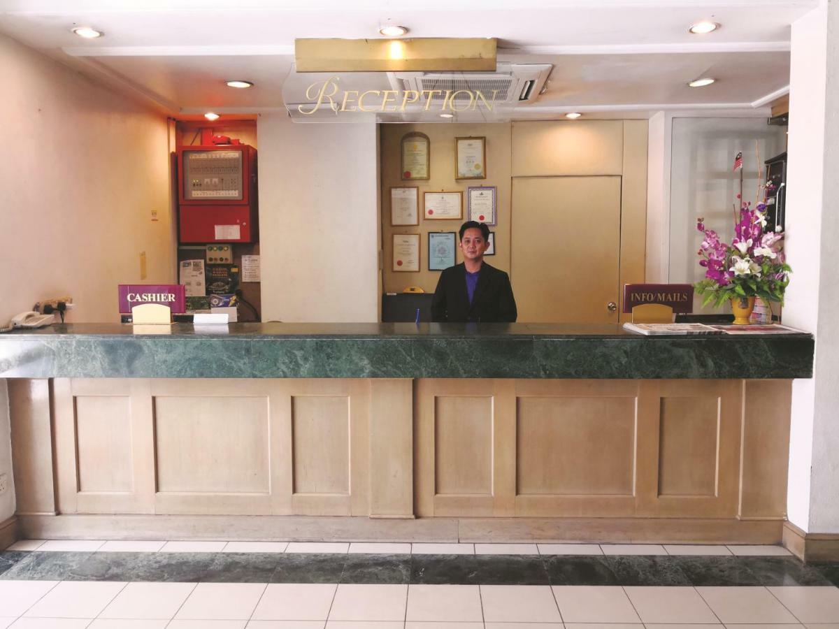 The Executive Hotel Лахад Дату Екстериор снимка