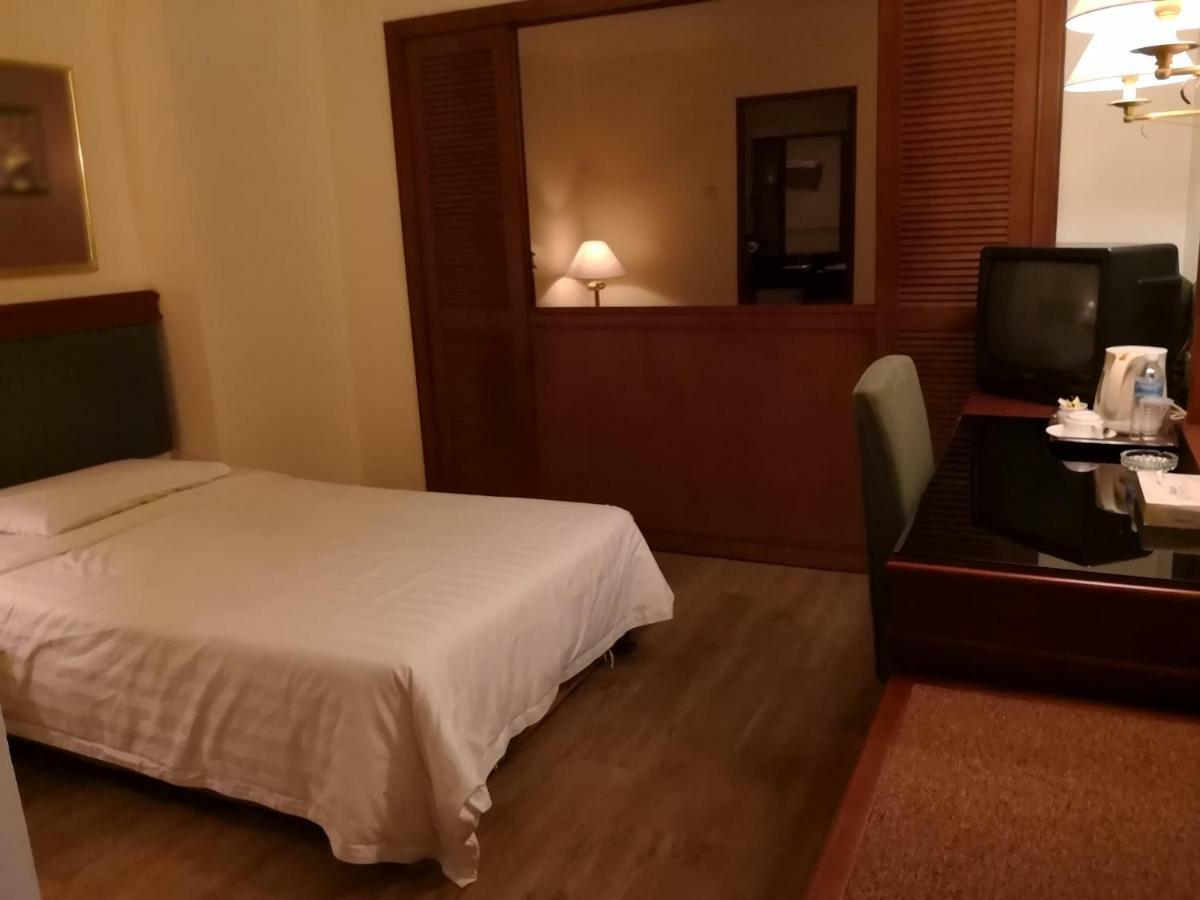 The Executive Hotel Лахад Дату Екстериор снимка