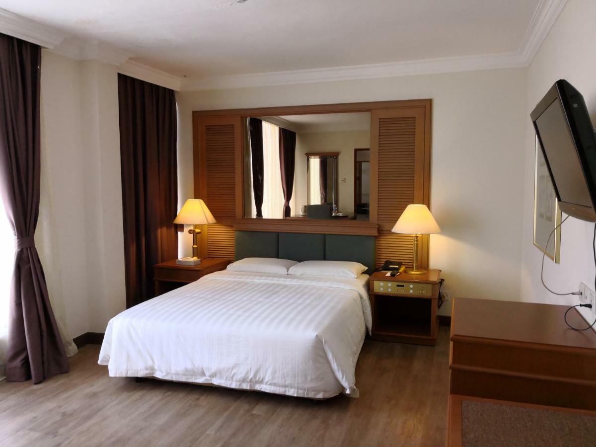 The Executive Hotel Лахад Дату Екстериор снимка