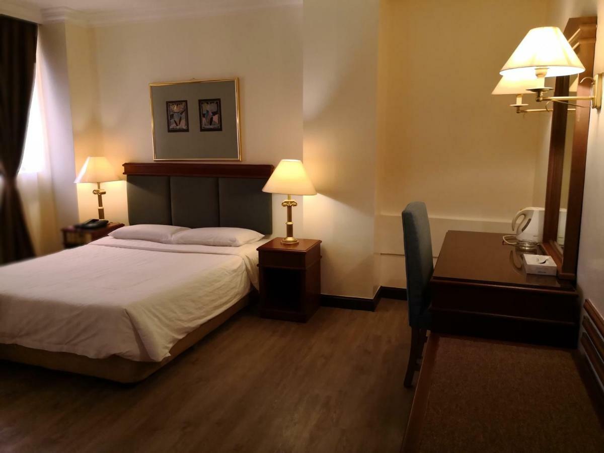 The Executive Hotel Лахад Дату Екстериор снимка