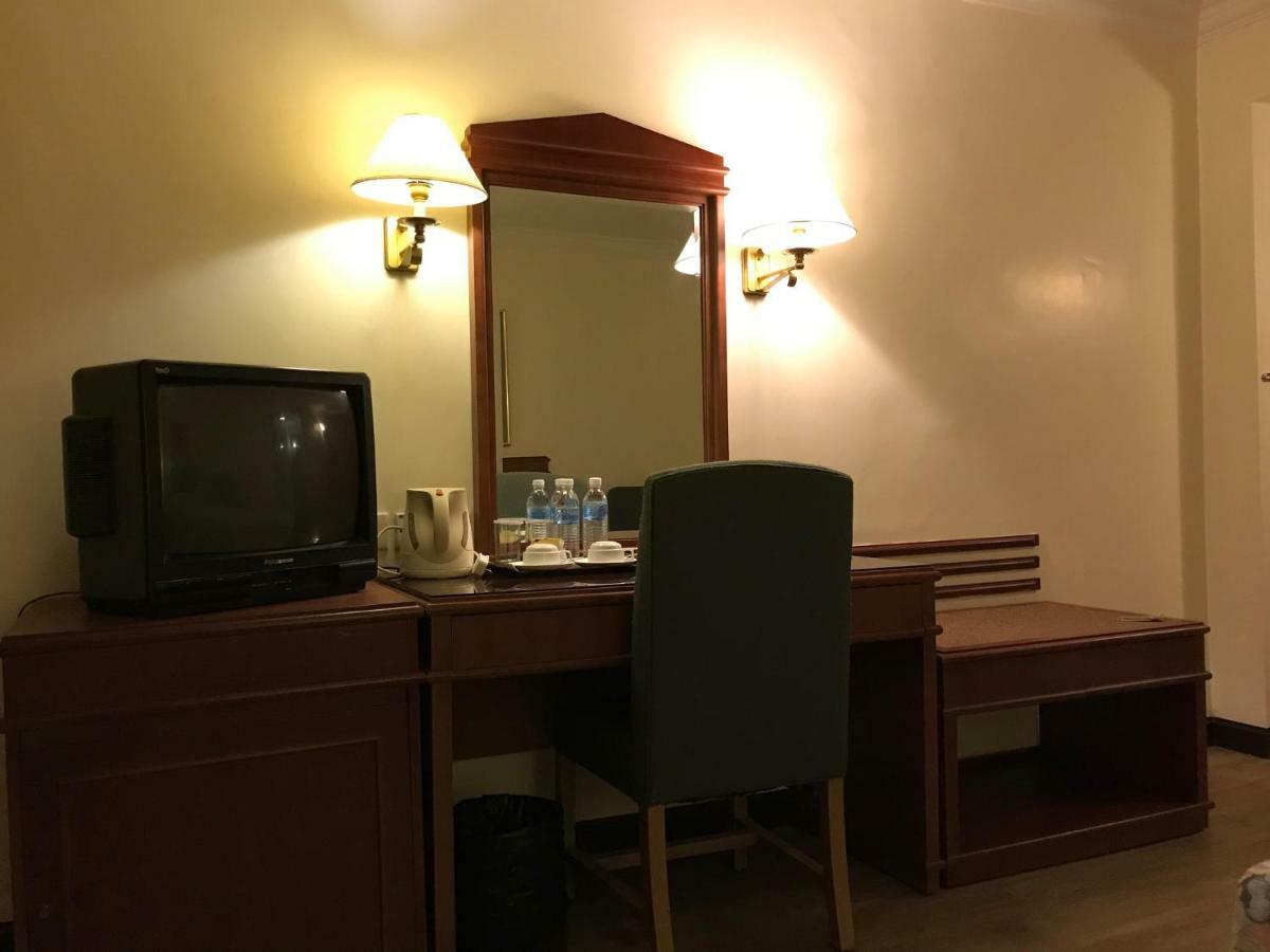 The Executive Hotel Лахад Дату Екстериор снимка