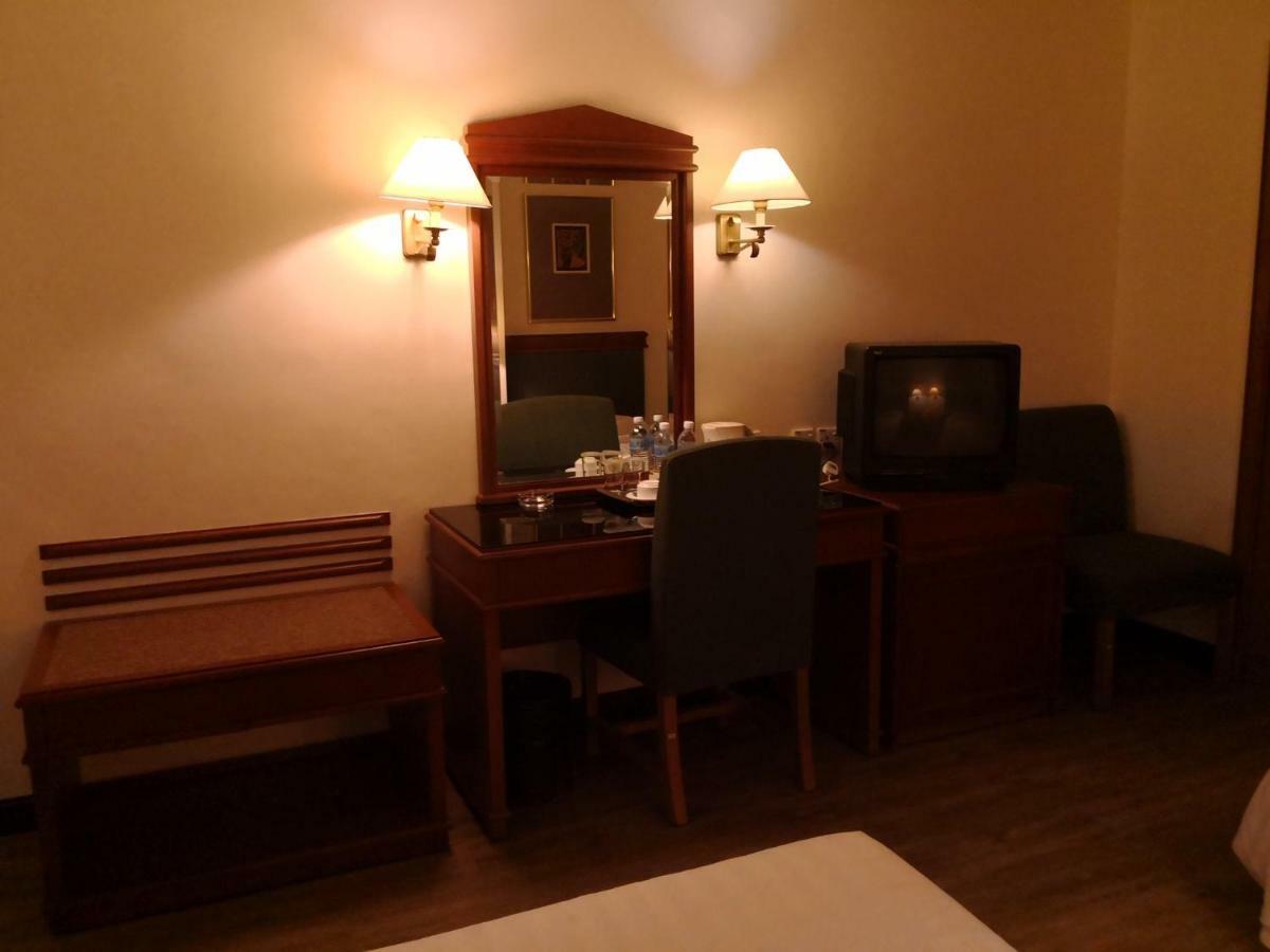 The Executive Hotel Лахад Дату Екстериор снимка