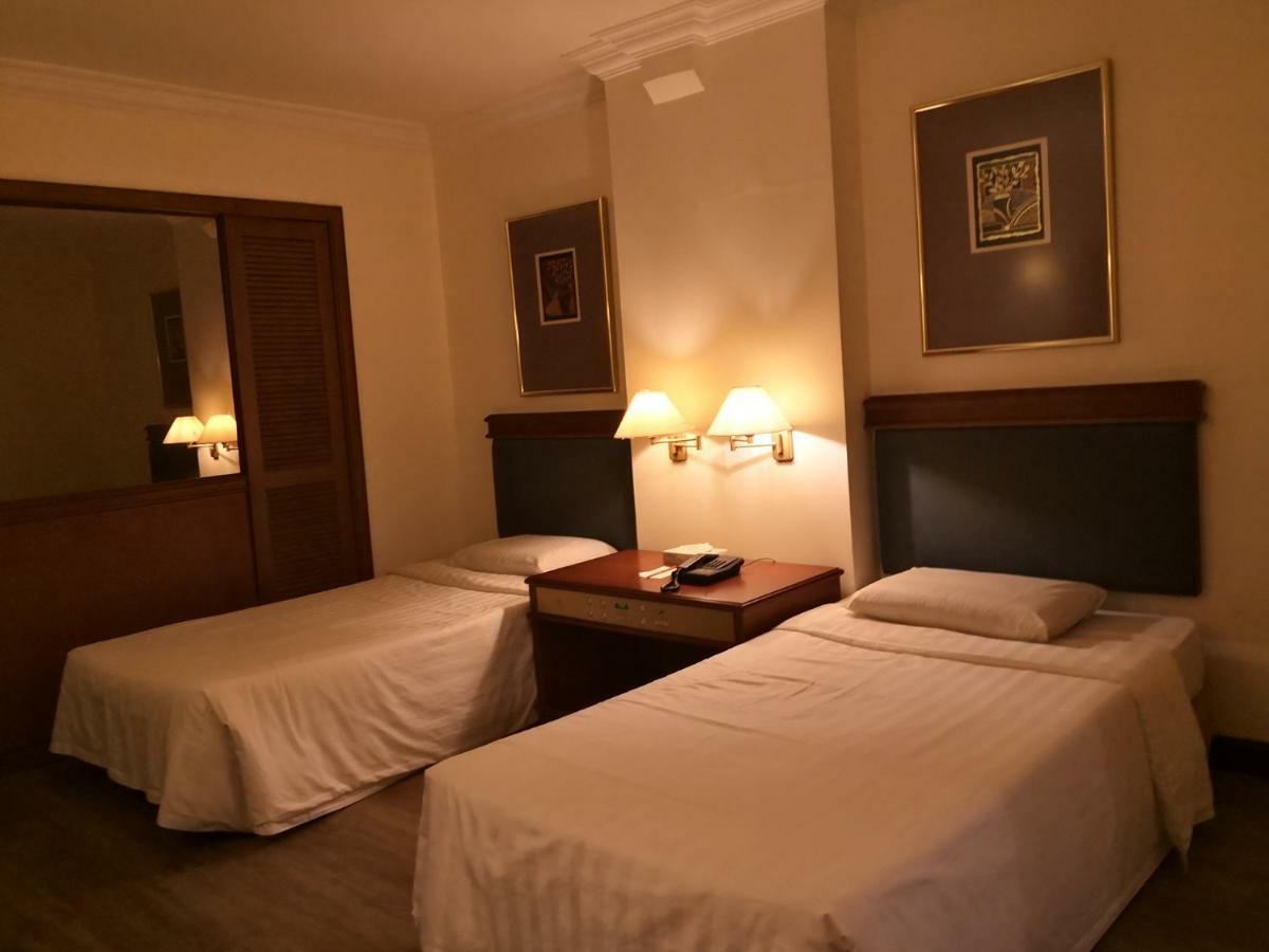 The Executive Hotel Лахад Дату Екстериор снимка