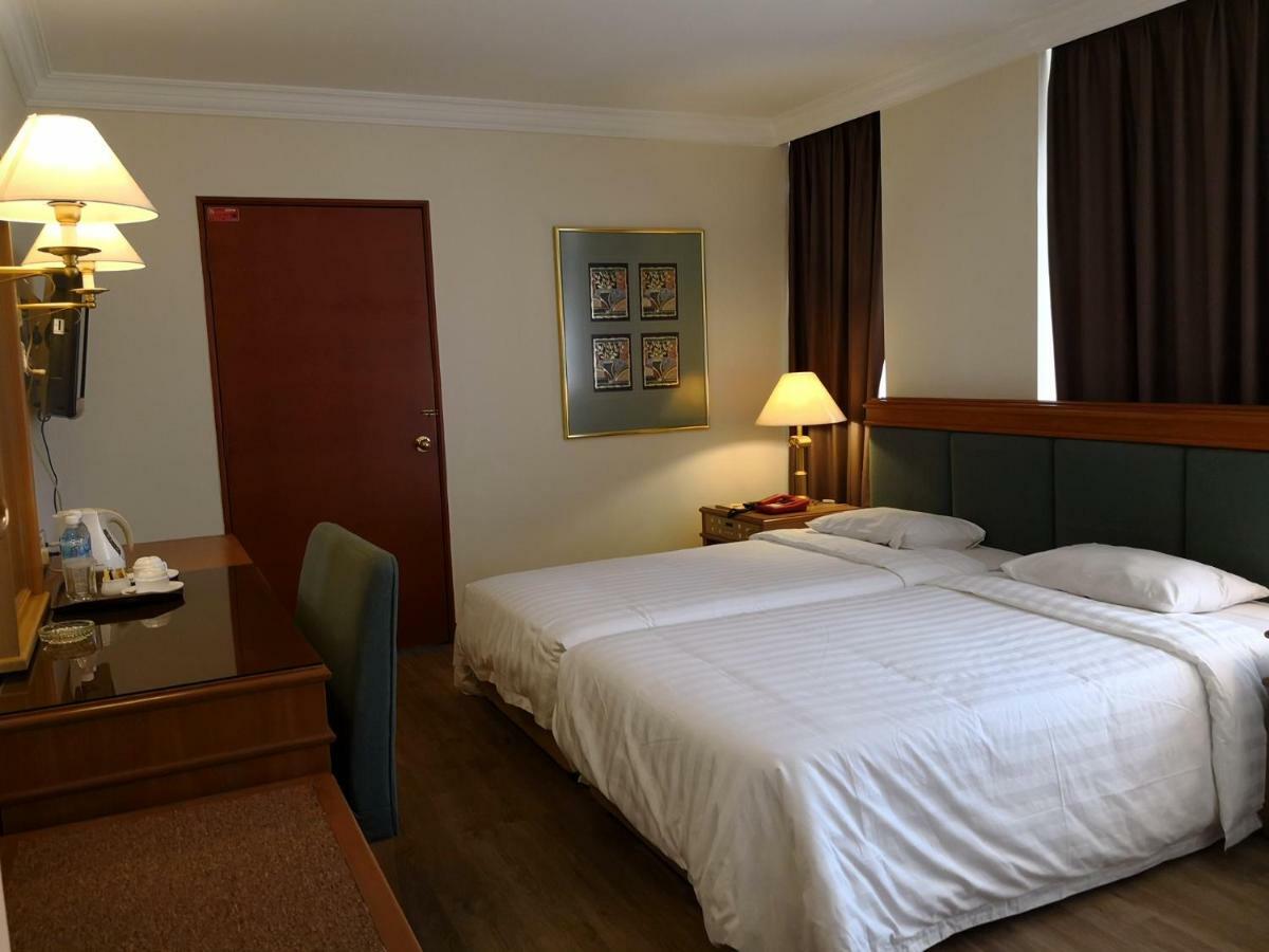 The Executive Hotel Лахад Дату Екстериор снимка