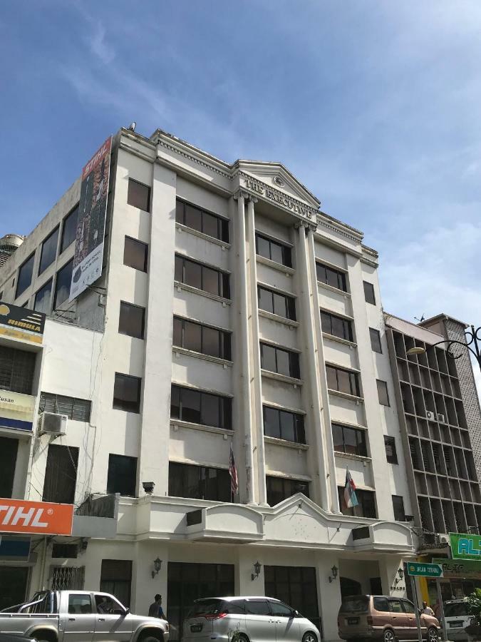 The Executive Hotel Лахад Дату Екстериор снимка