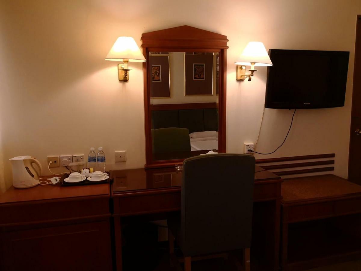 The Executive Hotel Лахад Дату Екстериор снимка
