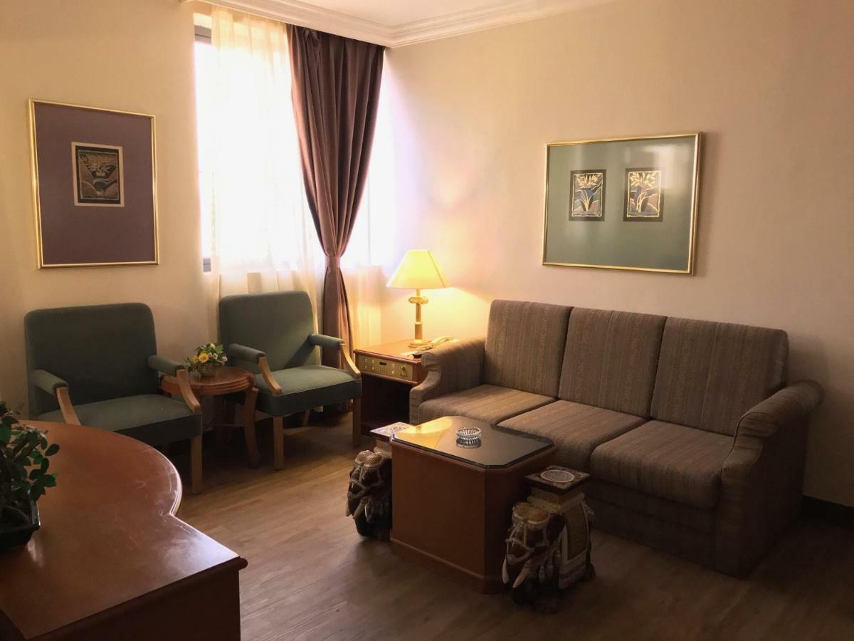 The Executive Hotel Лахад Дату Екстериор снимка