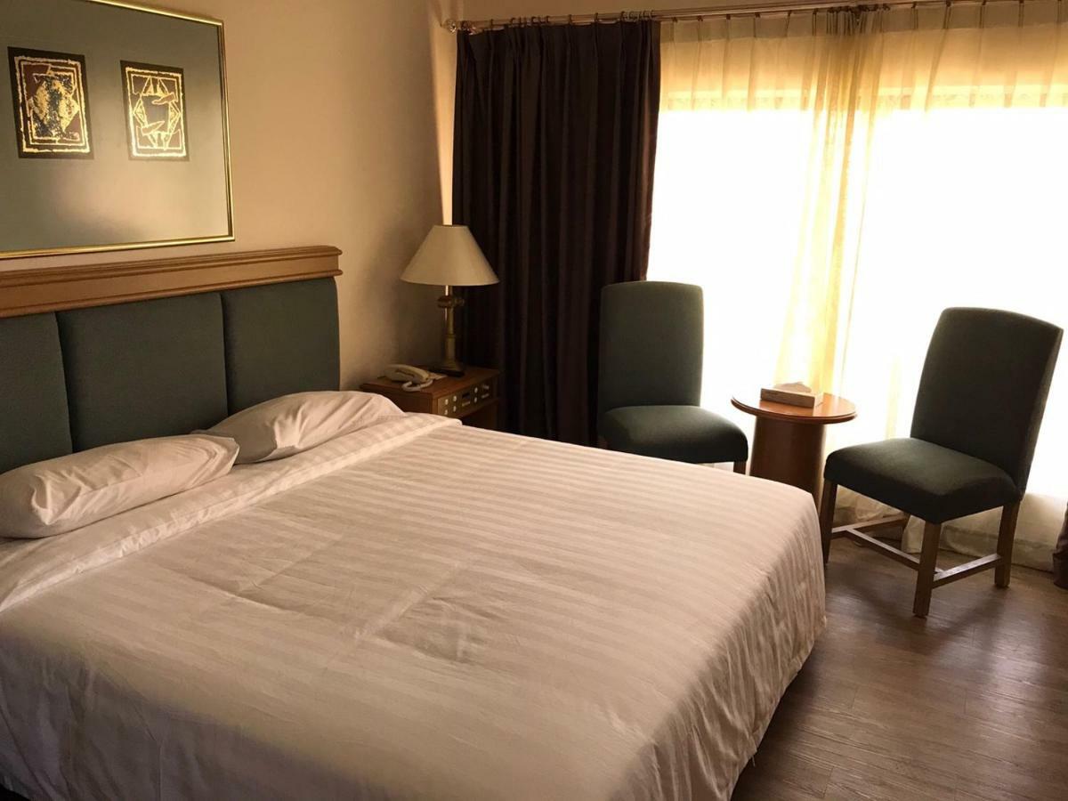 The Executive Hotel Лахад Дату Екстериор снимка
