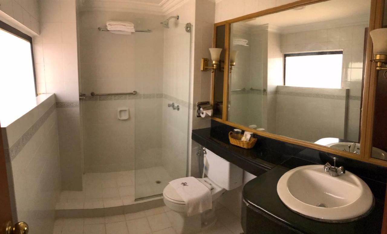 The Executive Hotel Лахад Дату Екстериор снимка