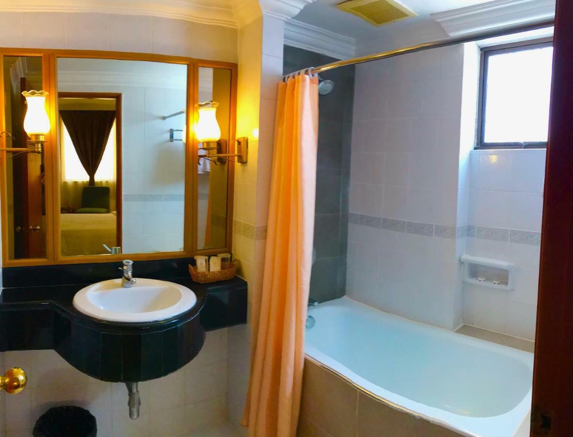The Executive Hotel Лахад Дату Екстериор снимка