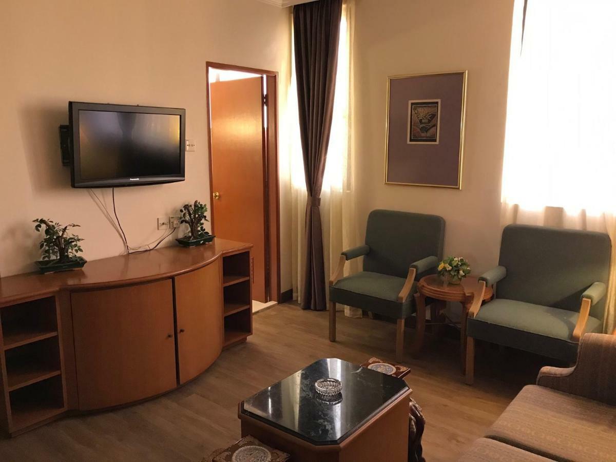 The Executive Hotel Лахад Дату Екстериор снимка