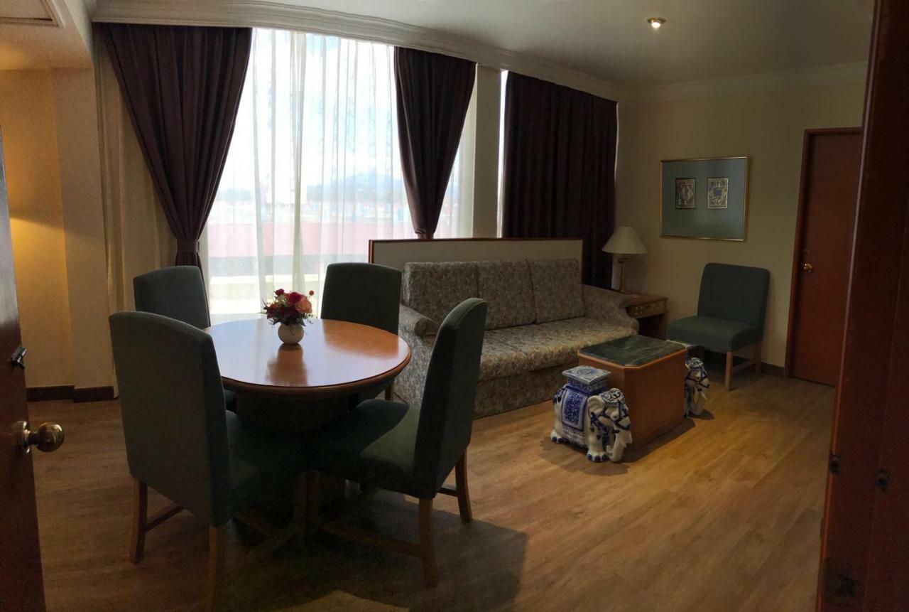 The Executive Hotel Лахад Дату Екстериор снимка