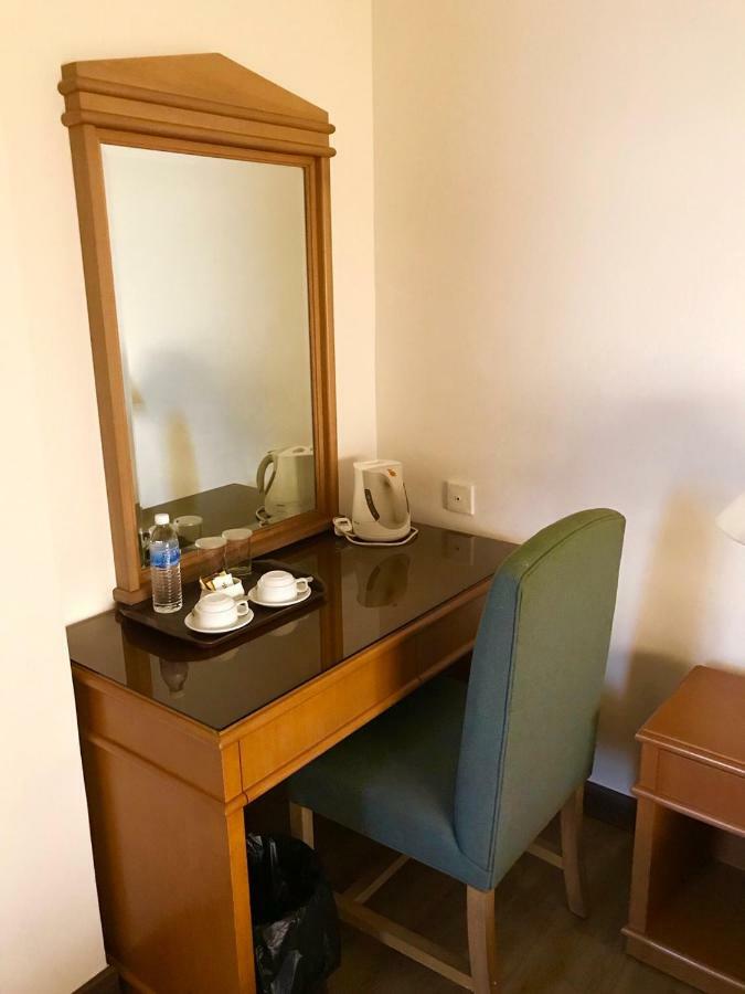 The Executive Hotel Лахад Дату Екстериор снимка