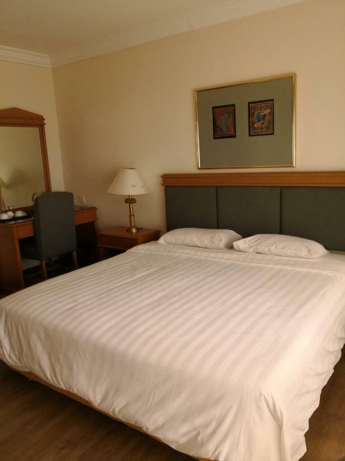 The Executive Hotel Лахад Дату Екстериор снимка
