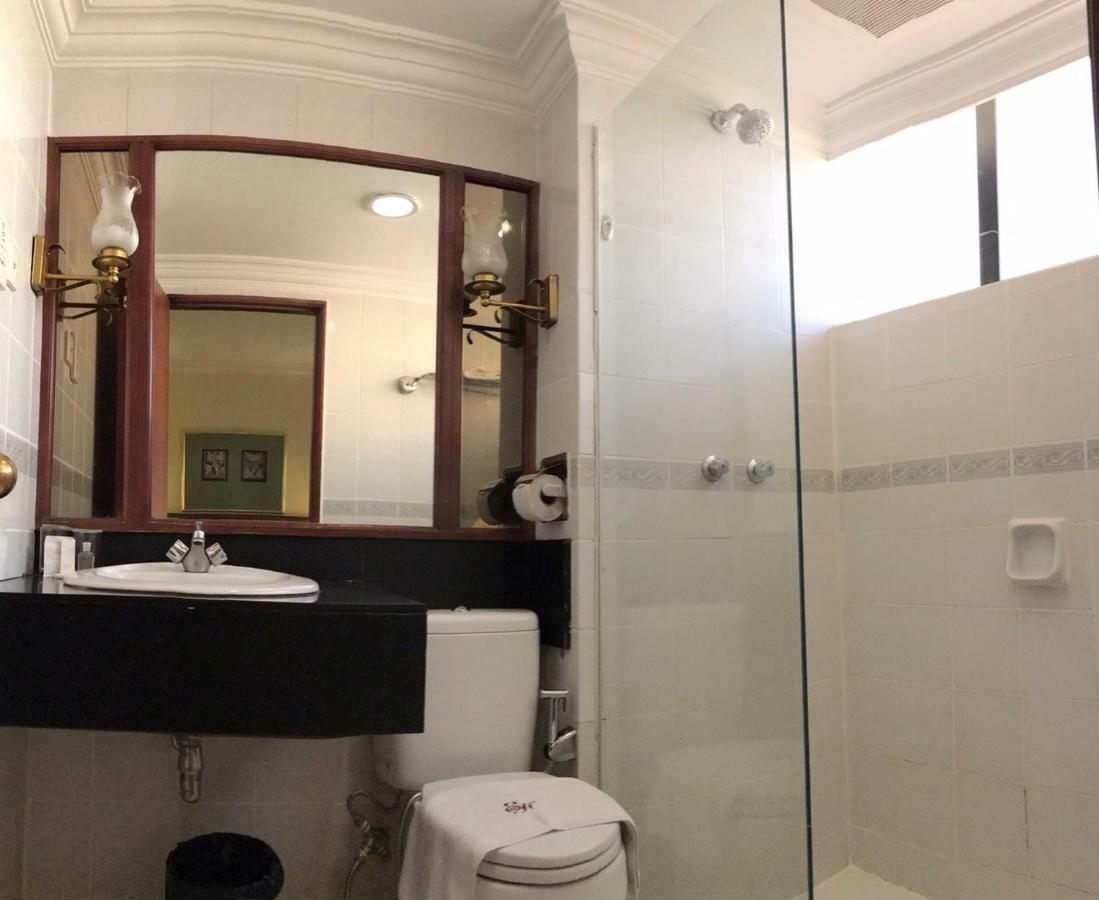 The Executive Hotel Лахад Дату Екстериор снимка