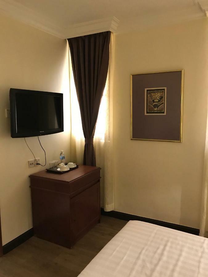 The Executive Hotel Лахад Дату Екстериор снимка