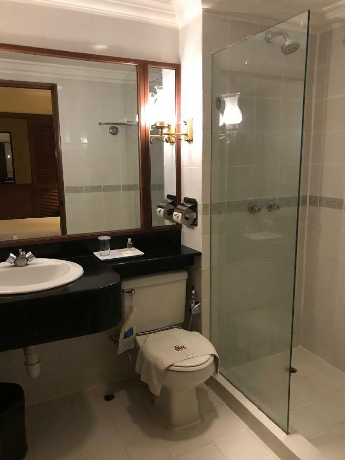 The Executive Hotel Лахад Дату Екстериор снимка